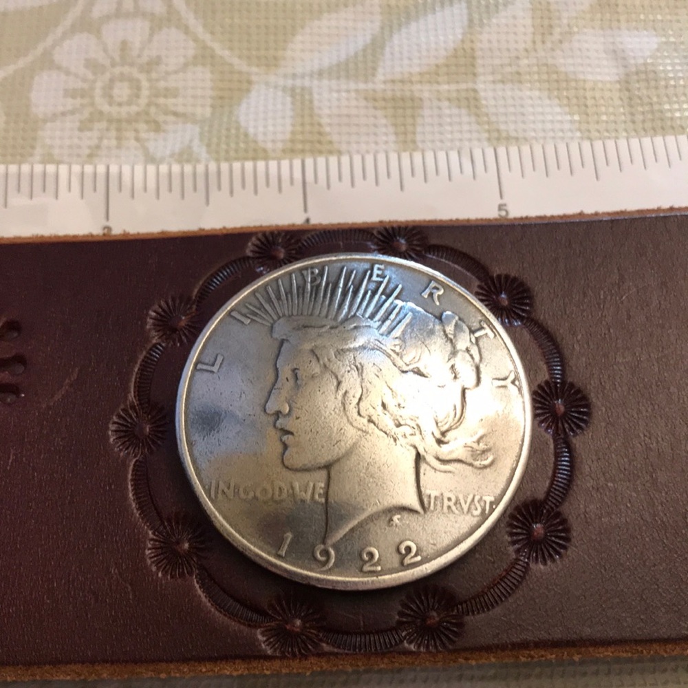 ✊Handmade leather cuff with reproduction coin - Picture 5 of 8